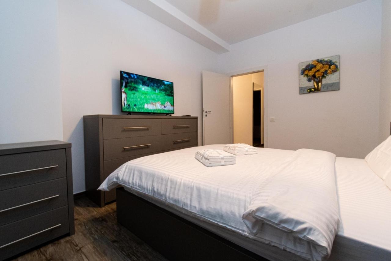 Yan Apartment - Near Mall & Free Private Parking Braşov Eksteriør billede